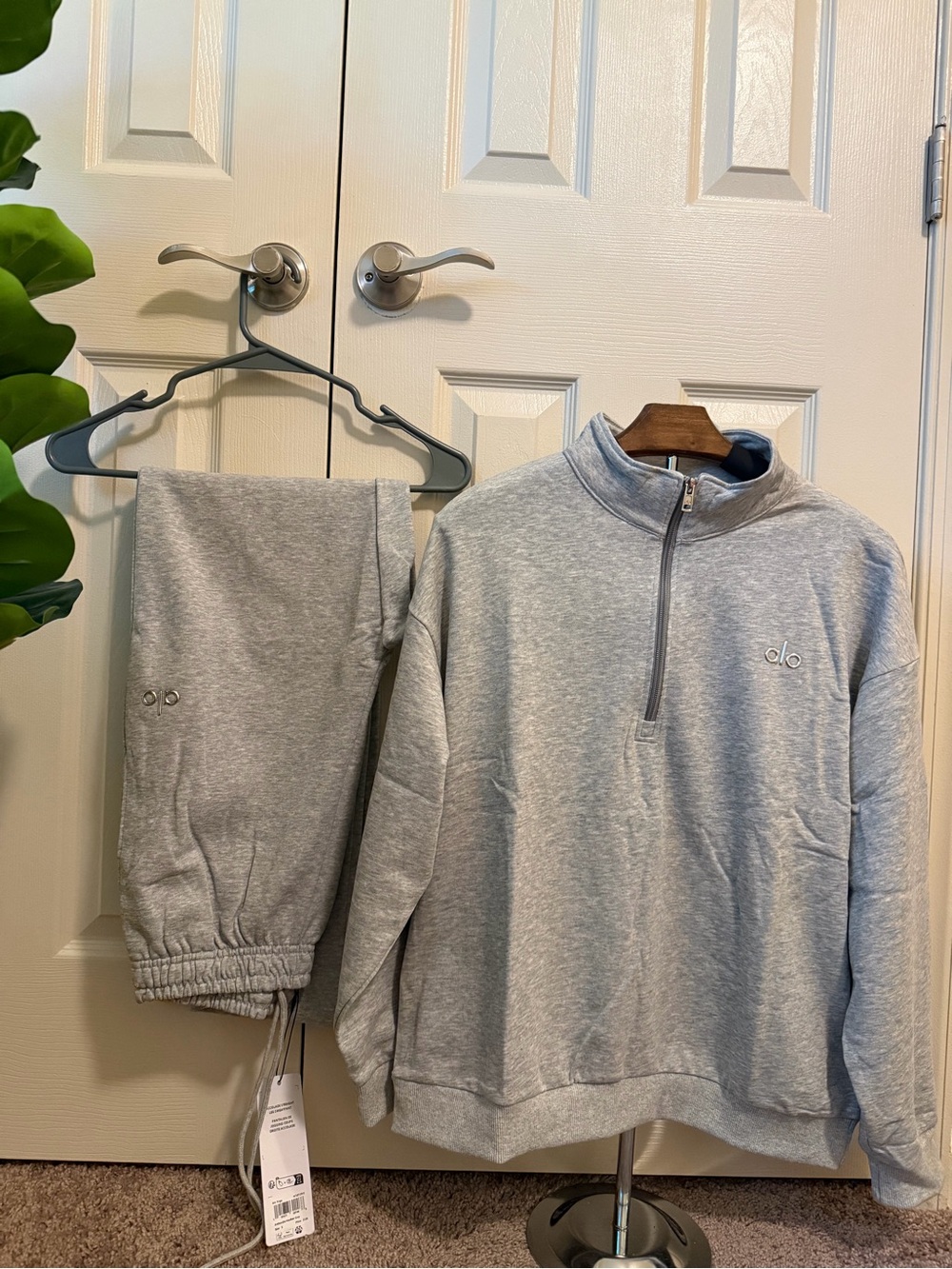 Alo Yoga Accolade 1/4 Zip Pullover and Sweatpants Set Anthracite Gray SMALL